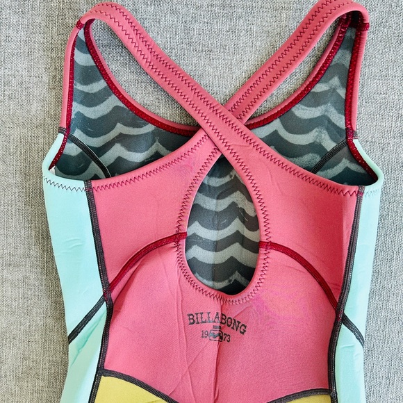 Like new, worn twice. Billabong surf capsule sleeveless wetsuit, 1 mm. - Picture 4 of 5